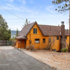 The Fawnskin Hideaway, HUGE Backyard, BBQ & Patio!