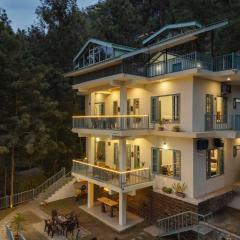StayVista at Pinecrest Manor - Outdoor Jacuzzi