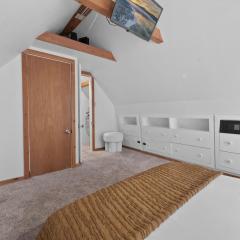 Big Bear Mountain Retreat with Hot Tub by MariamsBnb