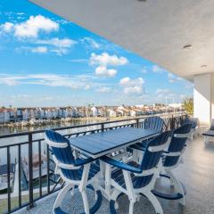 Luxury Waterfront Condo, Bay Views