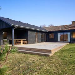 Beautiful Summer House Near The Water