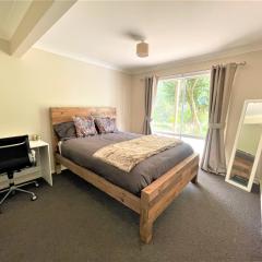 Luxury Mountain Retreat with Gym, Heated Private Pool & Bush Views