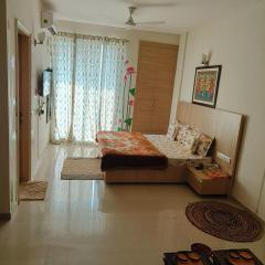 Vasudev Kutumb Atithi Devo Bava