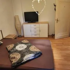 HBS TOP- PREIS, 2 Zimmer SD FeWo, 2x Doppelbett 1 Einzelbett möglich 54 qm, große Küche Bad WC Einfach und gut VB-Preis