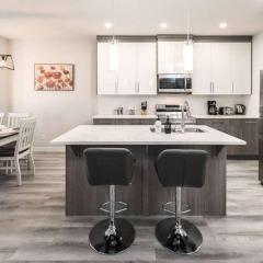 Spacious 3BR Duplex, Near Downtown & Shopping! FREE Banff Pass, Netflix, Wine, Parking! Group of up to 16 - Ask us!