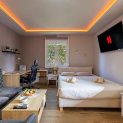 Hot Tub - 5 min to Beaches - Private Garden - Netflix