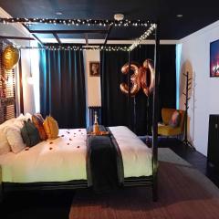 The Penny Black Apartment With Indoor Hot Tub