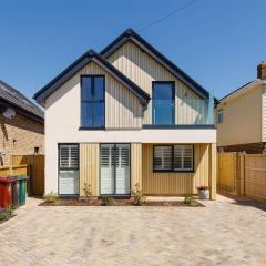 Luxury designer coastal home for 10 with hot tub