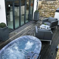 Couples Canalside Retreat with Hot Tub & Pergola