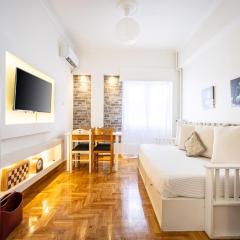 Acropolis Delux 1st FLR Aprt up 4 guests by LODGESPOT