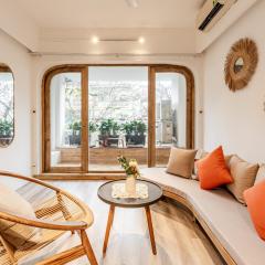 Sunny Old Quarter Apartment near Train Street - Big Balcony, Kitchen- Self Check-in