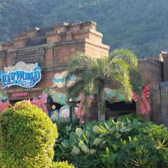 NO DEPOSIT - BIG Home 2-sty Terrace Near World Theme Park Hot Springs & Night Park max 6person