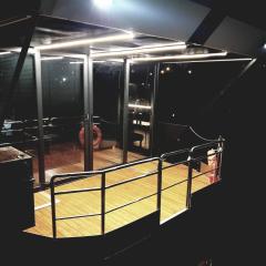 Bright Room Houseboat