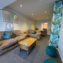 Stratton House, Sleeps 13, 6 bedrooms, Parking, Long Stay Disc