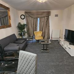 Lux Den close to M1! Netflix , Parking & Broadband