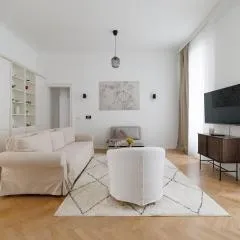 Ultra Spacious 3-Bedroom 3-Bath Steps from Vienna's Historic Heart