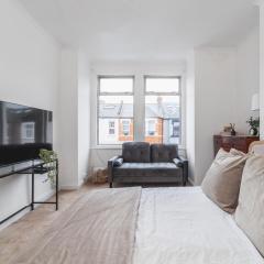 Central 4 Bdr Home - 4 Mins Walk To Station, Private Garden EXPLORE LONDON THIS CHRISTMAS