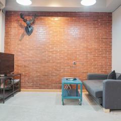 Luxurious 1BR Apartment at Belmont Residence By Travelio