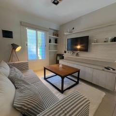 Casa ALI, cuenta con 4 camas individuales y una cama matrimonial, capacidad máxima 6 personas