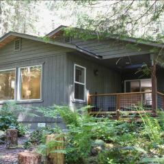 Glacier Springs Cabin - Wood Stove, Hot Tub, WIFI, Sleeps 8