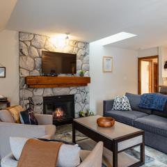 2BR Cozy Townhouse in Central Location - Mountain Views and Free Parking