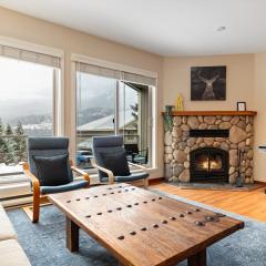 4BR in Blueberry Hill Estates, Lake View, Tranquil Setting, Gourmet Kitchen, Family Sized