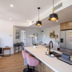 2 Beds Apt Walk to Shops and Trails 12 Mins to CBD