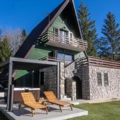 CASA NATURA - charming chalet with hot tub