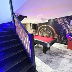 The Secret Agent Apartment - Brought to you by Coastline Retreats - Brand New - 2 mins walk to Beach - Childrens play den - Pool Table - Time Crisis Arcade Machine