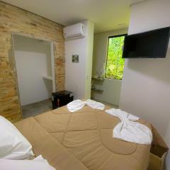 Frente ao Mar - Suites com Piscina Aquecida, SPA Privativo, Vista ao Mar ou Montanha, com Estacionamento- Raizes do Mar ECO Hotel