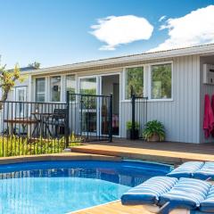 Studio Twenty5, Unique Poolside Retreat Near Nelson