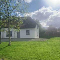 Fionas thatched cottage eile