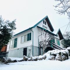 一棟まるっと温泉別荘 天井高7ｍ スキー場40分 50インチ映画見放題 街まで車7分 湯布院30分 アニメ聖地10分