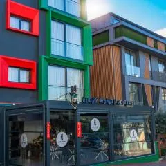 Lucky Monkey Midi Hotel