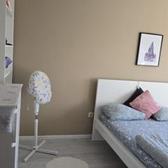 Quarto familiar com cama de casal apenas para casais e raparigas Não há homens solteiro Family room with double bed for couples and girls only No individual men allows