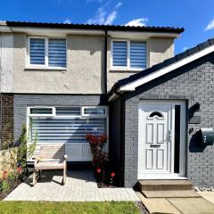 Dunmuir House 4 Bedroom 2 bathroom House & Garden in Denny