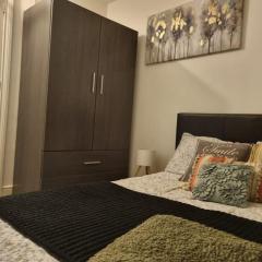 Loft Flat, near Hampton Court Palace, Free Parking