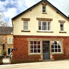 Dog Friendly 4-Bedroom Cottage in Quaint Village