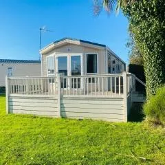Stylish Inviting 2 Bedroom Caravan with Sea View