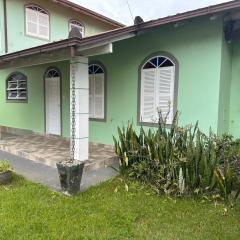 Casa térrea com churrasqueira a metros da praia