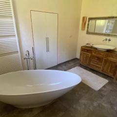 Klimaanlage, 5 Sterne Bahnhoftraum, 200qm Appartement "Waldzauber", 1200qm Garten, QR Code scannen für virtuellen Rundgang, Premium Ausstattung