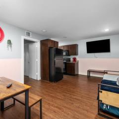 Chic & Cozy 1BR Apt with Free Parking & King Bed