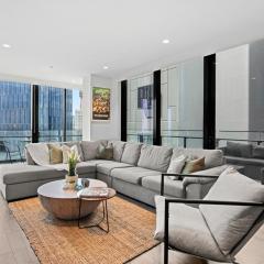 Luxe 3BR Southbank Apartment - Gorgeous Views and Parking