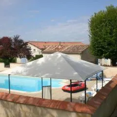 Grand Gîte Familial avec Piscine Chauffée, Wi-Fi et Animaux Bienvenus - FR-1-653-272