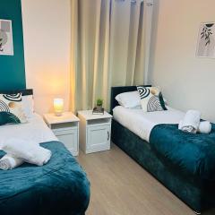 Waterside Stay- 3 Bed House- Sleeps 5- Parking- Fast Wifi