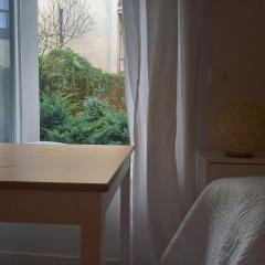 Centrum Krakowa, apartament z ogrodem i parkingiem
