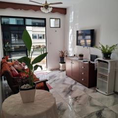 2 qrtos 1quadra da PRAIA DO FORTE com GARAGEM, Varanda, elevador, frente rua com vista livre