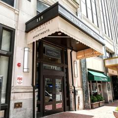Downtown Escape - Stylish Living with Free Parking