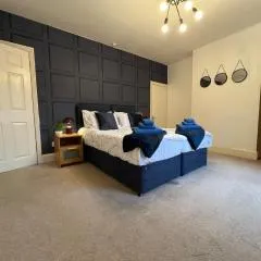 Charming House - Walking distance to Town Centre - Sleeps 6 - Free Parking, Self-Check-In, Fast WiFi and Smart TV by Yoko Property