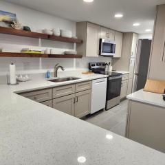 204 - Renovated 2/2 Sleeps 6